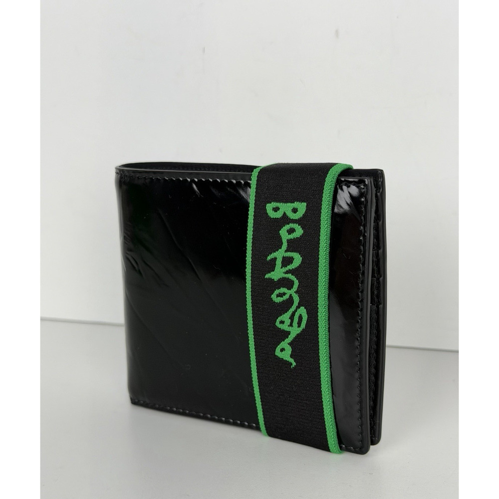 Bottega Veneta Bi-Fold Wallet in Black and Parakeet in Crinkle Patent Leather